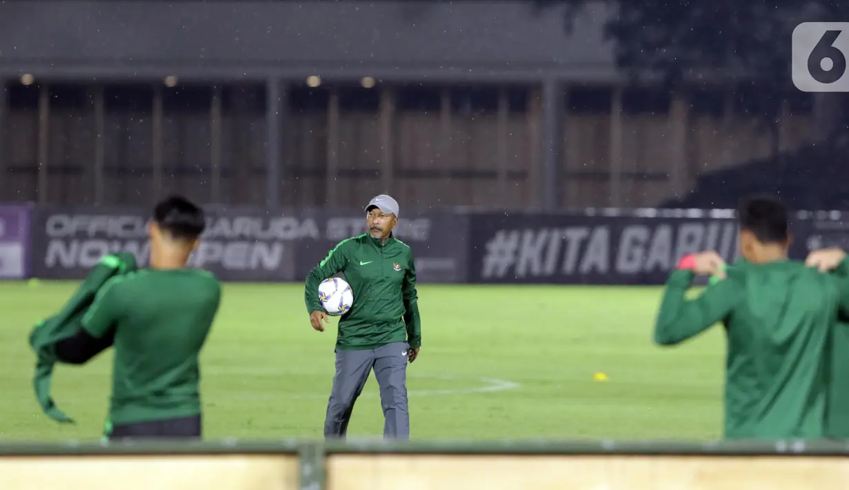 Pelatih Timnas Indonesia U-19, Fakhri Husaini jelang latihan di Stadion Madya Gelora Bung Karno, Jakarta, Selasa (5/11/2019). Timnas Indonesia U-19 batal melakukan sesi latihan resmi jelang laga perdana kualifikasi Piala Asia U-19 2020 Grup K karena kondisi cuaca. (Liputan6.com/Helmi Fithriansyah)