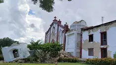 Kerusakan pada Gereja Sta Maria de Mayan setelah gempa kembar berkekuatan magnitudo 5,4 dan 5,9 di Itbayat on Pulau Batanes, Filipina (27/7/2019). Delapan orang tewas dan belasan lainnya cedera akibat gempa kembar tersebut. (AFP Photo/Dominic De Sagon Asa)