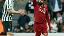 Penyerang Liverpool, Mohamed Salah berselebrasi usai mencetak gol ke gawang Newcastle United pada pertandingan lanjutan Liga Inggris di St James 'Park (4/5/2019). Liverpool menang tipis atas Newcastle 3-2. (Owen Humphreys/PA via AP)