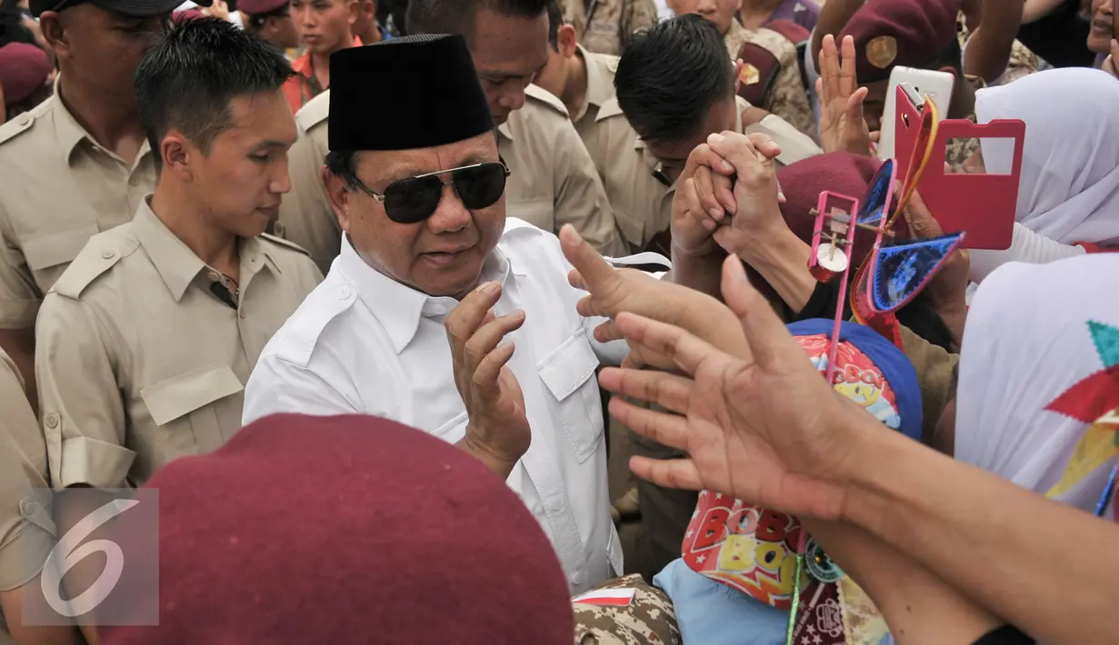 Ketua Umum Partai Gerindra Prabowo Subianto menyalami pendukung yang hadir di kampanye akbar Cagub Anies-Sandi di Lapangan Banteng, Jakarta, Minggu (5/2). (Liputan6.com/Yoppy Renato)