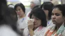 Beberapa teman Ferdinant Tjiong dan Neil Bantleman tampak sedih saat menghadiri dukungan karyawan JIS terhadap dua gurunya yang jadi tersangka, Jakarta, Senin (14/07/2014) (Liputan6.com/Johan Tallo)