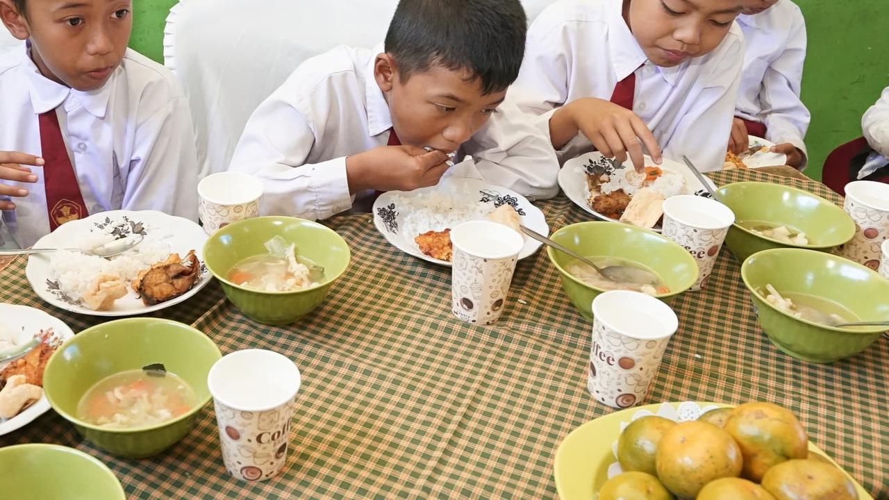 Bupati Ipuk Simulasi Program Makan Siang Bergizi