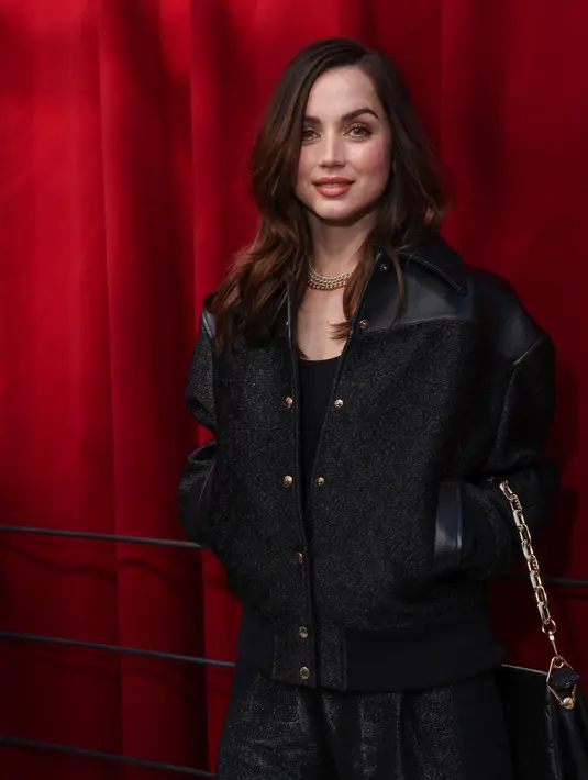 Ana de Armas tiba untuk koleksi busana siap pakai Louis Vuitton Spring/Summer 2023 yang dipresentasikan di Paris Fashion Week, Prancis, 4 Oktober 2022. Tas tangan kulit berselera tinggi yang menampilkan merek logo ikonik melengkapi kecantikan Ana de Armas. (Photo by Vianney Le Caer/Invision/AP)