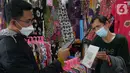 Pegawai BSI Cabang Mayestik menggunakan scan QRIS di salah satu kios saat Grebek Pasar BSI di Pasar Mayestik, Jakarta (16/12/2021). Grebek pasar BSI akan dilakukan secara nasional yang menyasar pasar tradisional dan dikelola oleh Pemda setempat. (Liputan6.com/HO/Rizky)