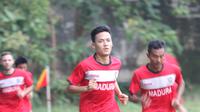 Pemain asal Nepal, Bikram Lama (tengah) masih mengikuti seleksi di Madura United. (Bola.com/Robby Firly)