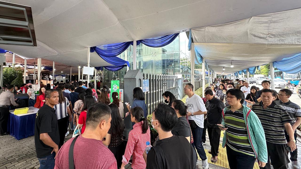 Jemaat Jumat Agung Mulai Padati Gereja Katedral Jakarta