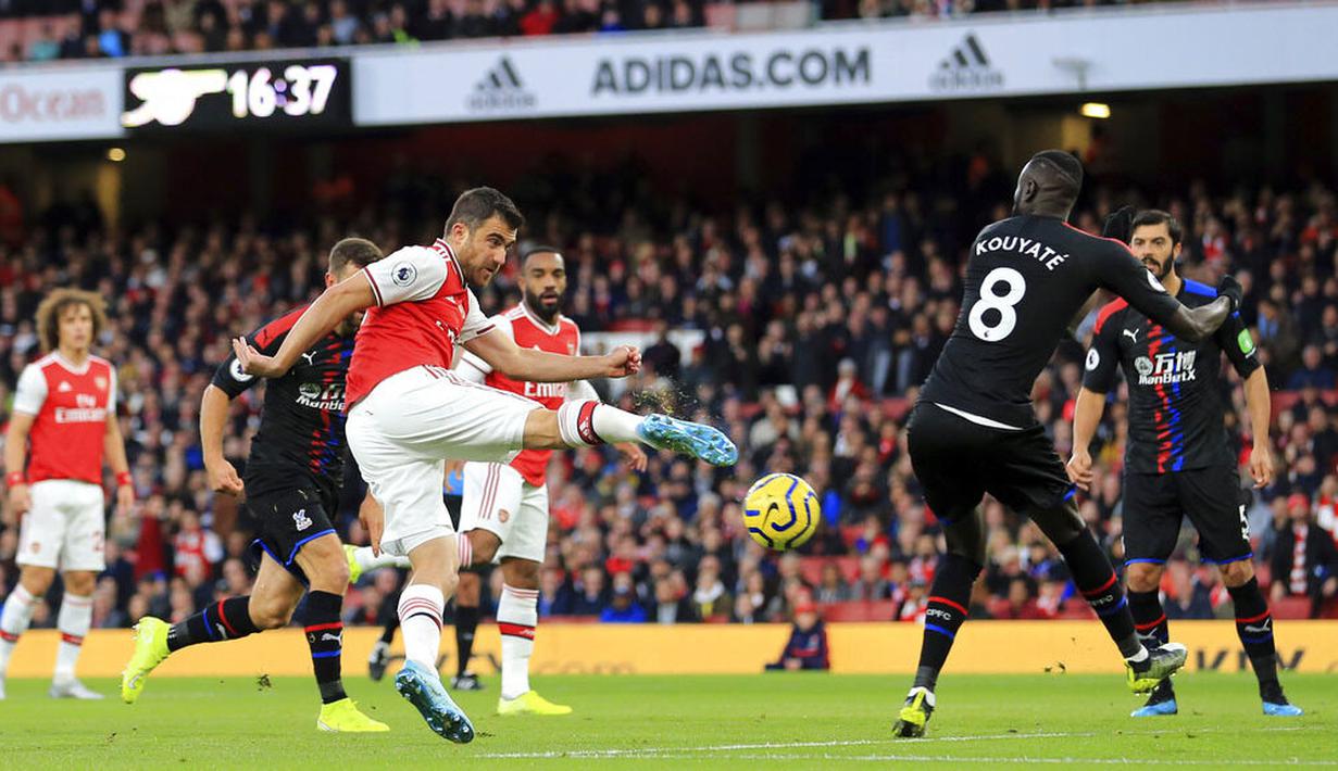 Bek Arsenal, Sokratis Papastathopoulos, melepaskan tendangan ke gawang Crystal Palace pada laga Premier League 2019 di Stadion Emirates, Minggu 927/10). Kedua tim bermain imbang 2-2. (AP/Leila Coker)