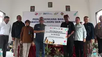 Penyerahan bantuan uang Rp 250 juta terhadap desa terdampak banjir di Kecamatan Kalibaru dan Glenmore Banyuwangi dari Holding Perkebunan Nusantara PTPN III. (Istimewa)