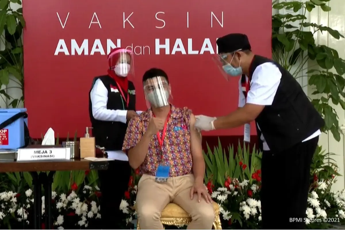 Raffi Ahmad terima vaksin. (tangkapan layar YouTube/ Sekretariat Presiden)