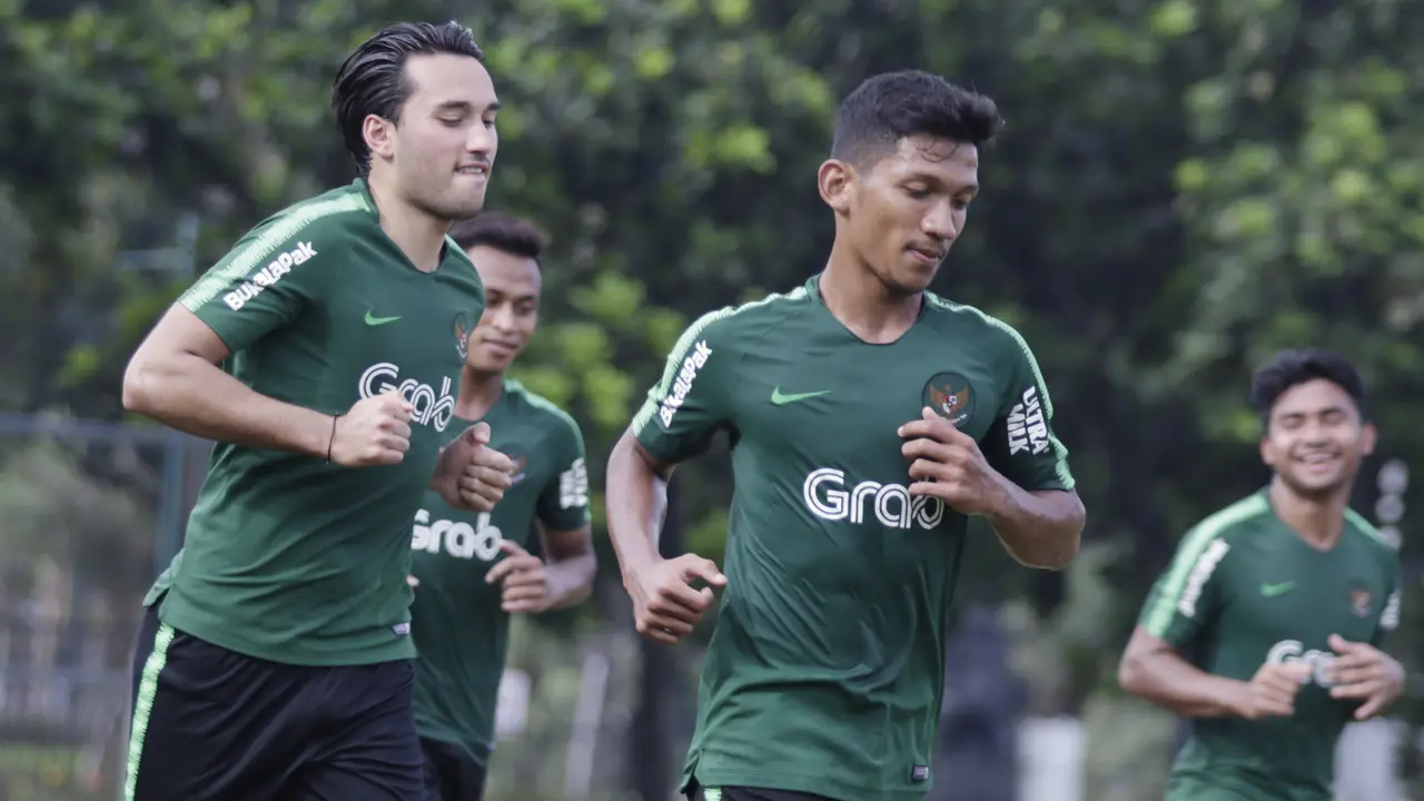 Pemain Timnas Indonesia U-23, Ezra Walian, melakukan pemanasan saat latihan. (Bola.com/Vitalis Yogi Trisna)