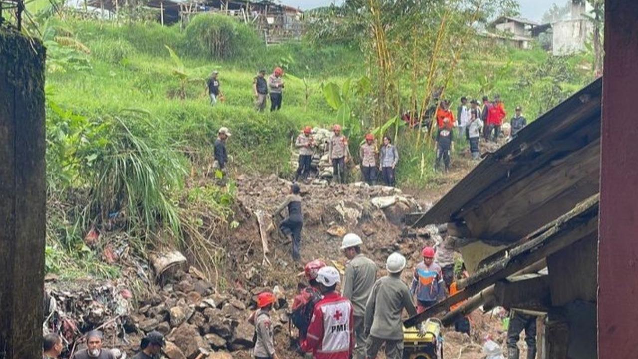 Satu Keluarga Tertimpa Tembok Penahan Tanah di Cianjur, Balita Meninggal Dunia