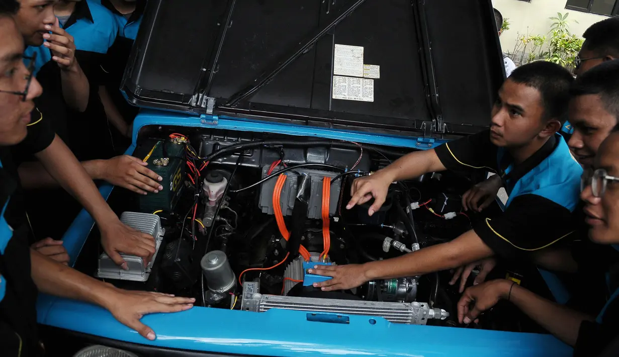 Saat ini, kata dia, pemerintah sedang gencar mendorong masyarakat menggunakan kendaraan bertenaga listrik guna menekan polusi udara, khususnya di Jakarta. (merdeka.com/Imam Buhori)
