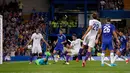 Bek Fiorentina Gonzalo Rodriguez (tengah) mencetak gol kemenangan Fiorentina bola pada laga International Champions Cup di Stadion Stamford Bridge,Inggris, Kamis (6/8/2015).  Chelsea dipermalukan Fiorentina dengan skor 0-1. (Reuters/ Peter Cziborra)
