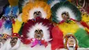 Miniatur topeng tari "tobas" dijual selama Alasitas Fair tahunan di La Paz, Bolivia pada 24 Januari 2022. Orang-orang membeli replika kecil dari barang-barang yang ingin mereka peroleh sepanjang tahun, seperti rumah, mobil, dan kekayaan. (AP Photo/Juan Karita)