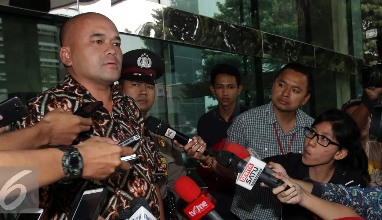 Kepala Dinas Tata Air Pemerintah Provinsi DKI Jakarta Teguh Hendrawan saat ditanya awak media usai menjalani pemeriksaan sebagai saksi untuk tersangka Mohamad Sanusi di Gedung KPK, Jakarta, Rabu (13/7). (Liputan6.com/Johan Tallo)