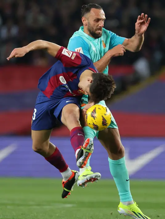 Hingga paruh pertama laga berakhir imbang 0-0. (LLUIS GENE/AFP)