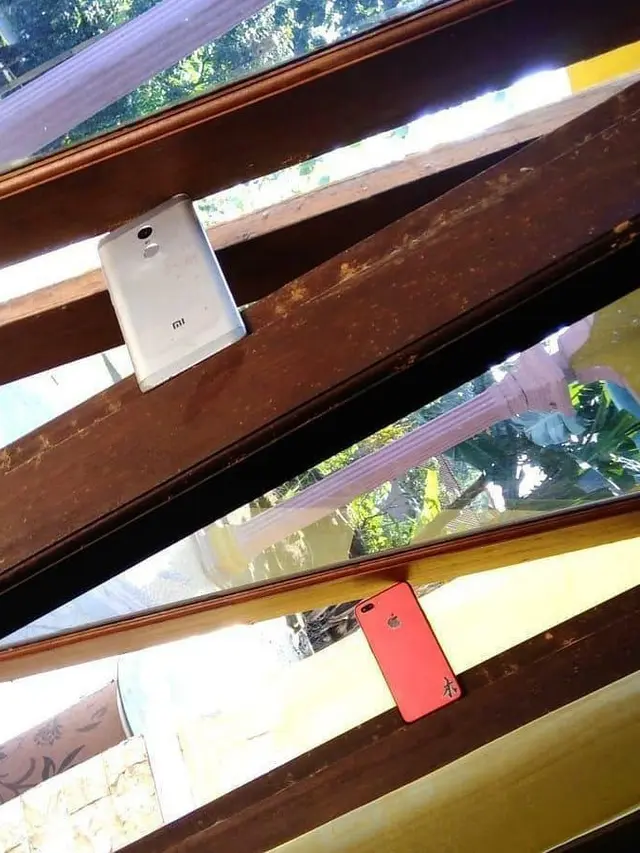 7 Potret Nyeleneh Ganjal Jendela, Ada yang Pakai Laptop Mahal
