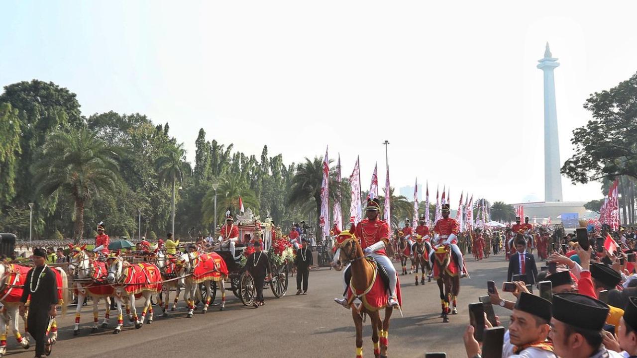 Kirab budaya Bendera Pusaka yang melintas dari Monas ke Istana Merdeka berlangsung meriah.

Terlihat para warga yang antusias menyaksikan momen kirab tersebut sambil merekam pasukan Paspampres yang melakukan pengawalan dengan menunggangi kuda.