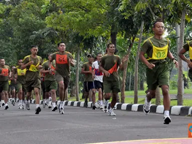 Citizen6, Sidoarjo: Selesai pengarahan dilanjutkan dengan Samapta A yaitu Lari dengan waktu 12 menit, selanjutnya dilaksanakan samapta B yang meliputi full up, sit up, push up dengan waktu satu menit. (Pengirim: Budi Abdillah)