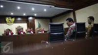 Gubernur DKI, Basuki Tjahaja Purnama bersama stafnya, Sunny Tanuwidjaja menjadi saksi sidang terdakwa Mohamad Sanusi di Pengadilan Tipikor, Senin (4/9). Ahok menjadi saksi atas kasus dugaan suap raperda tentang reklamasi. (Liputan6.com/Faizal Fanani)