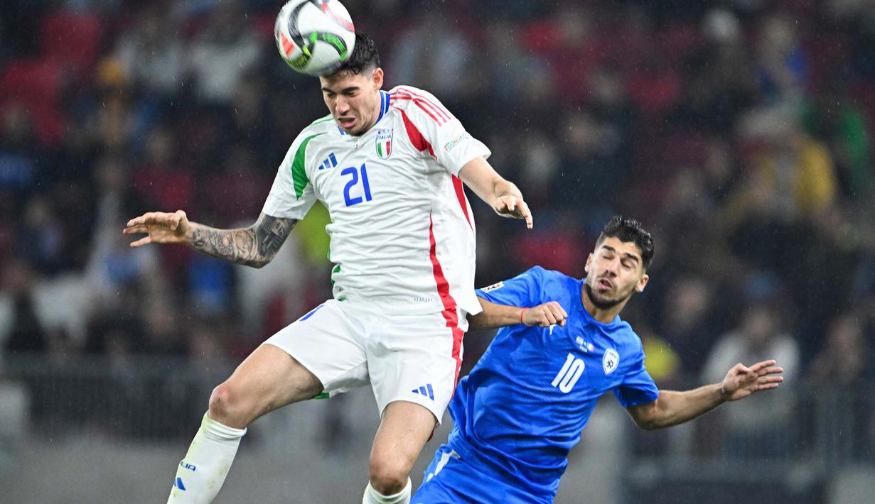 Laga yang mempertemukan antara Israel dan Italia berjalan cukup seimbang. (Attila KISBENEDEK/AFP)