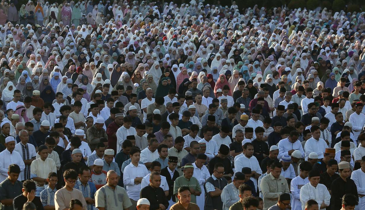 Sebagai informasi, penetapan 1 Syawal 1447 Hijriah atau Lebaran 2026 umat muslim Muhammadiyah berbeda dengan yang ditetapkan pemerintah. Tampak dalam foto, ribuan umat muslim Muhammadiyah melakukan salat Idul Fitri 1447 Hijriah di Lapangan Sempur, Kota Bogor, Jawa Barat, Jumat (20/3/2026).(merdeka.com/Arie Basuki)
