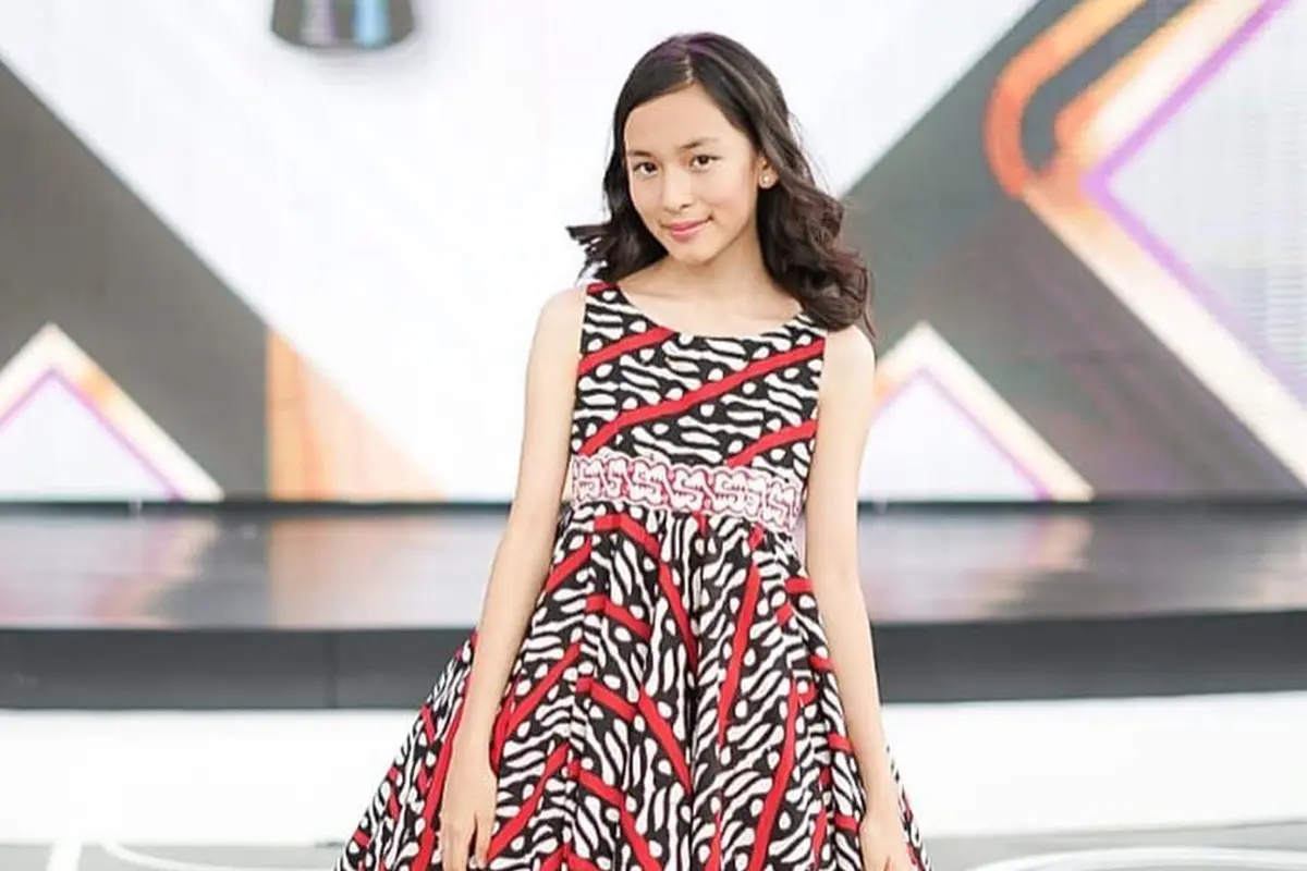 Penyanyi Shanna Shannon saat mengenakan dress batik di Festival Film Indonesia tahun 2018  (Credit: IG/@shannashannonsiswanto).
