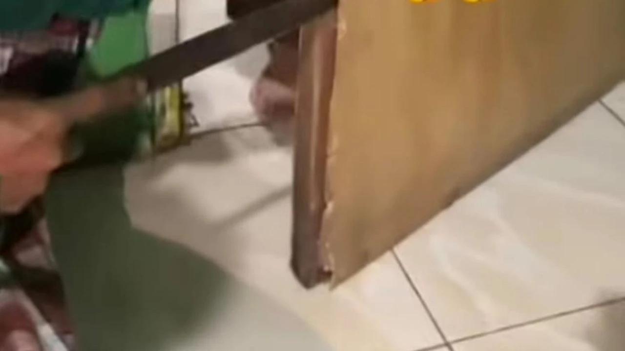 Momen Seru Satu Keluarga Buka Celengan di Pintu: Wow Banyak Sekali, Rp10 Juta Kali!