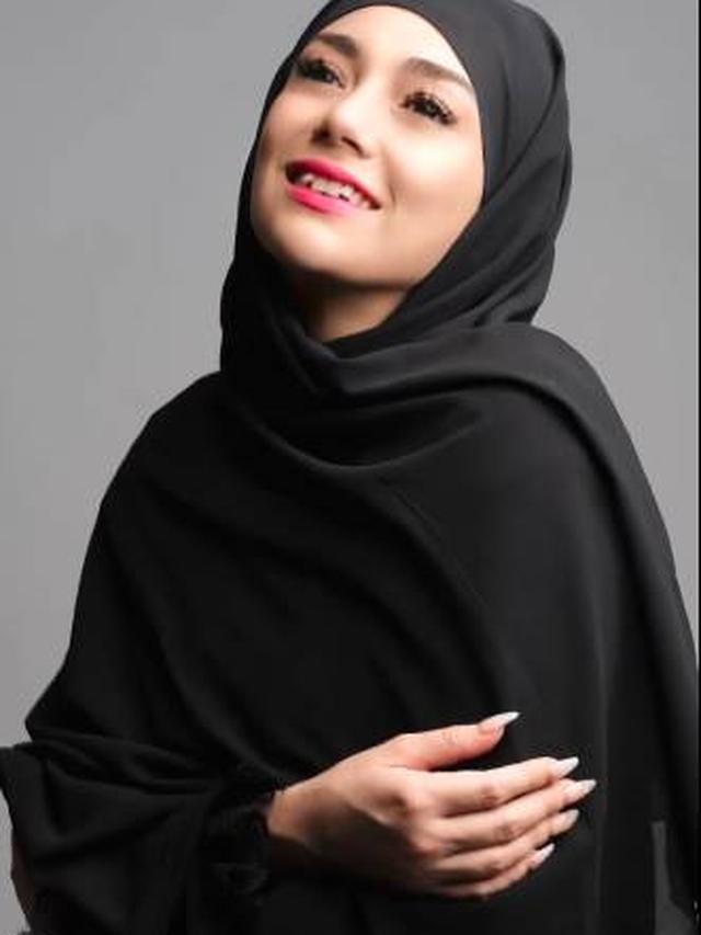 Tampil Menawan, Ini 7 Pemotretan Celine Evangelista dengan Hijab Ini Curi Perhatian