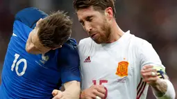 Bek Spanyol, Sergio Ramos (kanan) berebut bola udara dengan penyerang Prancis, Kevin Gameiro pada laga persahabatan di Paris, (29/3). Spanyol menang atas Prancis dengan skor 2-0. (AP Photo / Christophe Ena)