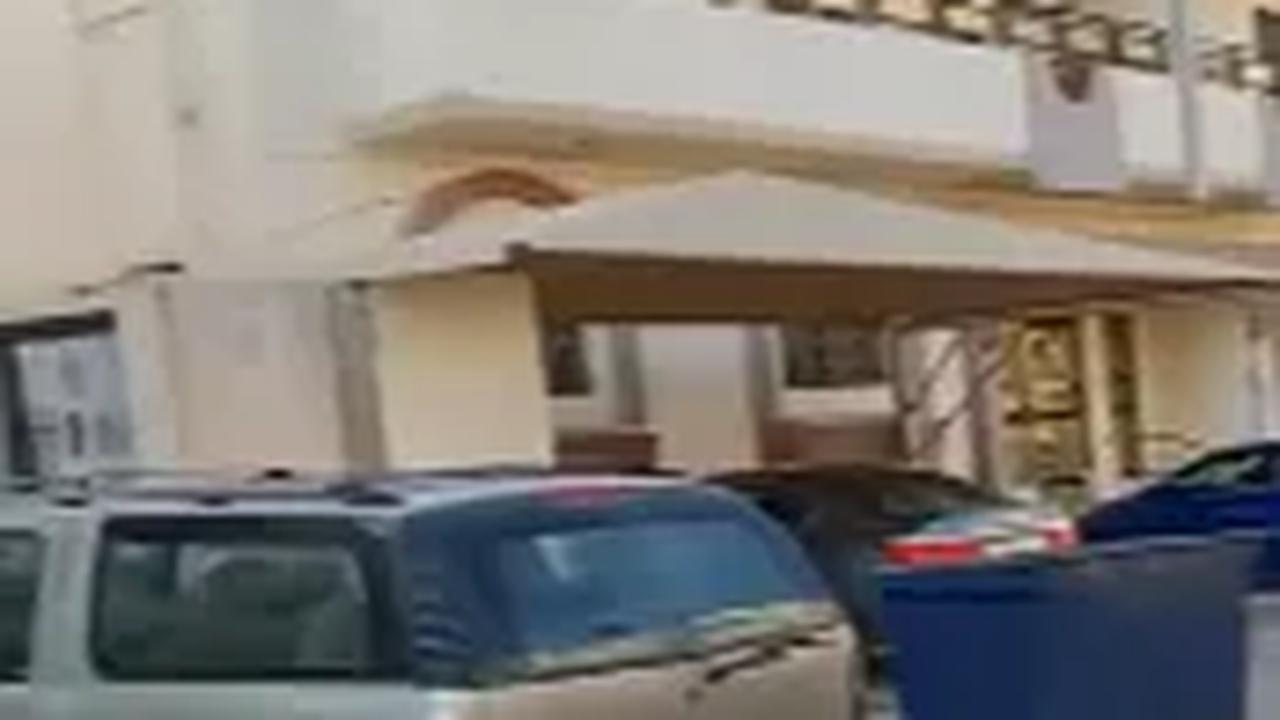 Akan tetapi di balik rumah dan kehidupan mewah, siapa sangka terdapat cerita kehidupan pekerja Indonesia yang jarang tersorot. Bahkan, Ia mampu bertahan hidup hingga belasan tahun.