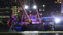 Sebuah helikopter wisata jatuh di Sungai Hudson antara Manhattan, New York dan tepi pantai New Jersey, Amerika Serikat (AS) pada Kamis sore, 10 April 2025 waktu setempat. (Michael M. Santiago/GETTY IMAGES NORTH AMERICA/Getty Images via AFP)