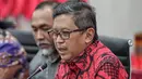 Sekjen PDIP Hasto Kristiyanto memberi keterangan saat menerima Pasukan Adat Nusantara Indonesia (PANI) di Kantor Pusat PDIP, Menteng, Jakarta, Rabu (13/2). Hari Adat Indonesia diajukan pada 12 Juli. (Liputan6.com/Faizal Fanani)