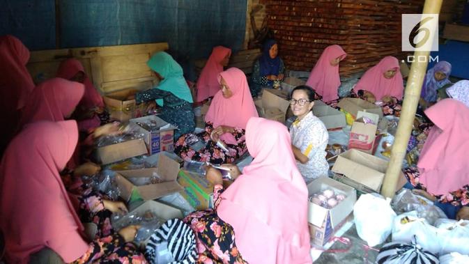 Ibu-ibu warga Canggalan Kecamatan Ngluwar mempersiapkan nasi berkat untuk dibagikan kepada siapapun yang hadir dalam Nyadran. (foto: Liputan6.com / edhie prayitno ige)