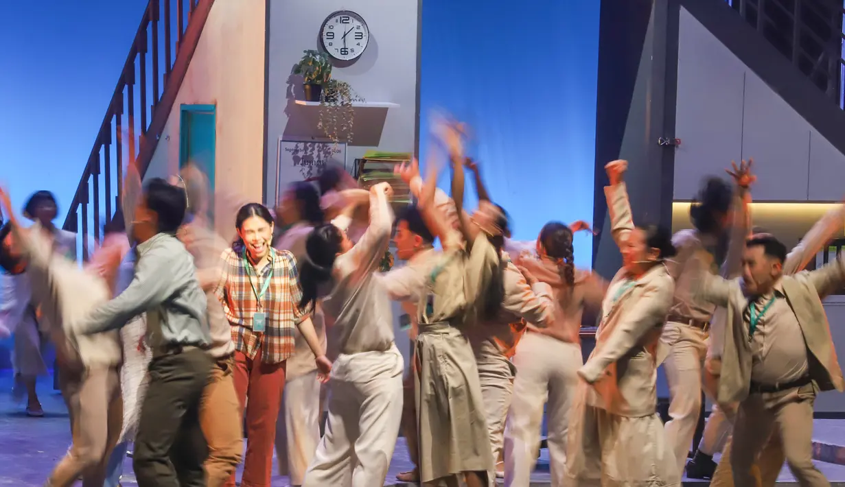 Para pemain Home Sweet Loan The Musical tampil dalam pementasan perdana di Graha Bhakti Budaya, Taman Ismail Marzuki, Jakarta, Rabu (30/9/2026). Pertunjukan tersebut menghadirkan 18 lagu dan koreografi yang menggambarkan dinamika kehidupan masyarakat urban Jakarta. (KLY/Budy Santoso)