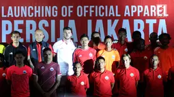 Sebagian pemain Persija berfoto usai memeragakan kaus tim terbaru saat peluncuran di Jakarta, Jumat (2/2). Secara resmi, Persija memperkenalkan tiga model kaus yang akan digunakan pada musim 2018. (Liputan6.com/Helmi Fithriansyah)