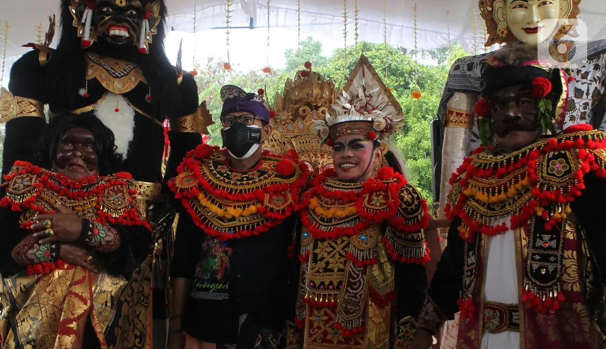 Menteri Parekraf Sandiaga Salahuddin Uno (kedua kiri) foto bersama dengan penari barong berusia 15 tahun dalam kunjungan kerja ke Desa Wisata Carangsari, Badung, Bali, Sabtu (25/9/2021). (Liputan6.com/HO/Parekraf)