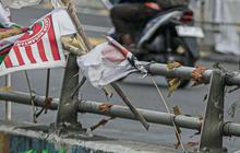 FOTO: Pemandangan Flyover di Jakarta yang Kumuh Dipenuhi Bendera Partai Politik