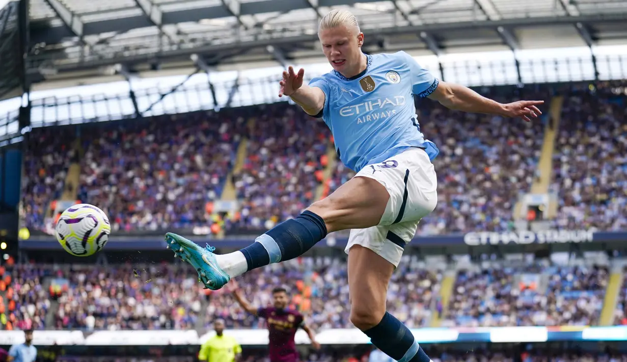 Erling Haaland kembali menunjukkan ketajaman saat membawa Manchester City pesta gol atas Ipswich Town di Liga Inggris. (AP Photo/Dave Thompson)