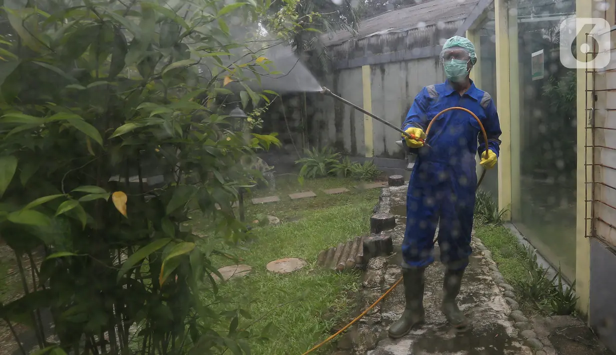 Petugas menyemprotkan cairan disinfektan di area Museum Fauna Indonesia Komodo dan Taman Reptilia, TMII Jakarta, Rabu (18/3/2020). Pengelola TMII melakukan tindakan disinfeksi di setiap lokasi wisata dan anjungan sebagai antisipasi terhadap penyebaran virus Corona. (Liputan6.com/Fery Pradolo)