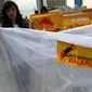 Aktivis Indonesia Malaria Care Foundation (IMCF) membentangkan spanduk dan kelambu saat menggelar aksi simpatik memperingati Hari Malaria Sedunia 24 April di kawasan Bunderan HI, Jakarta. (Antara)
