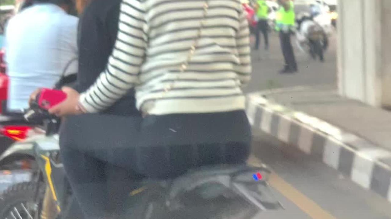 VIDEO: Polisi Sibuk Main HP, Dua Wanita Boncengan Naik Motor Tanpa Helm Lolos dari Tilang