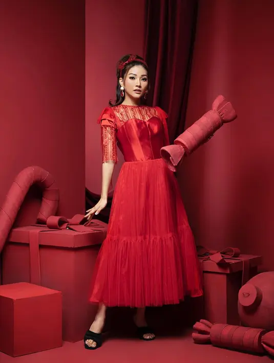 Untuk tampilan yang anggun dan elegan, bisa pilih dress kombinasi lace dan tulle warna merah seperti yang dikenakan Sarwendah berikut ini,m [@sarwendah29]