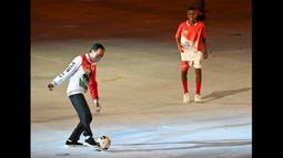 Presiden Republik Indonesia Joko Widodo bermain bola di acara pembukaan Pekan Olahraga Nasional XX Papua tahun 2021 di Stadion Lukas Enembe, Sabtu (2/10/2021). (PB PON XX Papua/ M Solihin )