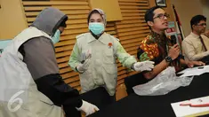 Petugas bersiap menunjukkan barang bukti uang saat konferensi pers di Gedung KPK, Jakarta, Kamis (15/12). Terkait OTT yang menjerat Deputi Bakamla, Eko Susilo Hadi, KPK menyita uang Rp 2 miliar dalam pencahan dolar Singapura. (Liputan6.com/Helmi Afandi)