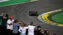 Akhirnya Lewis Hamilton berhasil menjauhi pesaingnya tersebut hingga akhir balapan usai. (AFP/Carl De Souza)