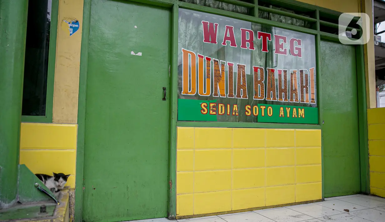 Salah satu warteg yang tutup di kawasan Jakarta, Rabu (27/1/2021). Komunitas Warteg Nusantara (Kowantara) menyatakan, sekitar 50 persen atau 20.000 unit warteg di Jabodetabek akan gulung tikar tahun ini disebabkan tidak mampu membayar atau memperpanjang sewa tempat. (Liputan6.com/Faizal Fanani)