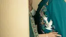 Lebih tone down dari sang istri, changsan Anthony menampilkan motif burung di dada kiri [@clarissatanoe]