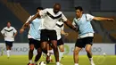 Mantan bintang Timnas Perancis, Patrick Vieira (kiri) berusaha mempertahankan penguasaan bola dari kejaran Rui Costa saat berlatih di Stadion GBK Jakarta, (6/6/2014).(Liputan6.com/Helmi Fithriansyah)