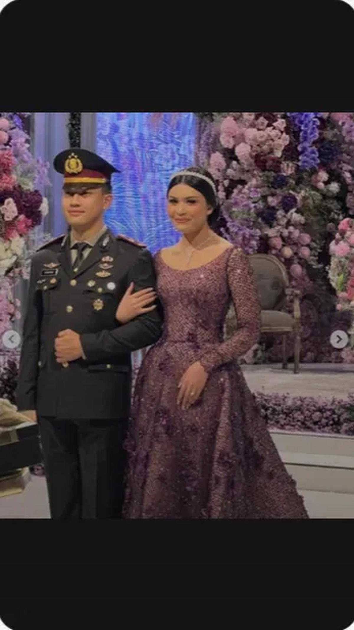 Di hari spesialnya itu, Debby sangat cantik memukau. Dia nampak serasi berdampingan dengan sang perwira polri.<br>